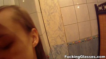 Русская сучка занялась сексом в мужском туалете
