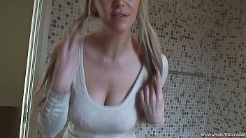 Соло дрочка от сисястой блондинки в ванной комнате