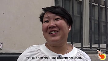 Толстая азиатка трахается раком и в позе миссионера со своим соседом